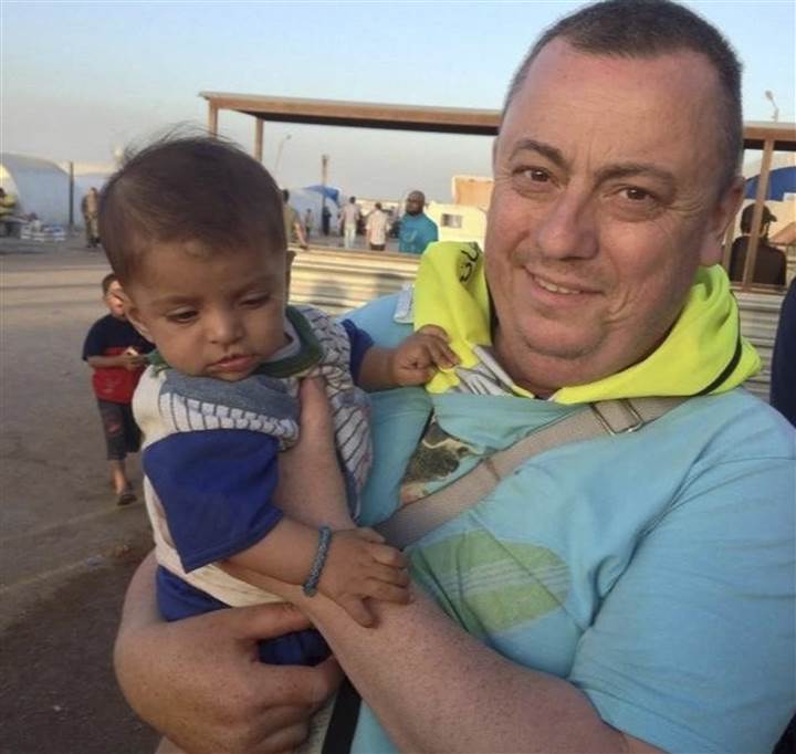 Hình ảnh con tin người Anh tiếp theo Alan Henning bị ISIS đe dọa hành quyết ở cuối video chặt đầu nhân viên cứu trợ Anh David Haines
