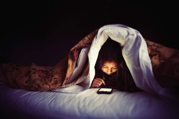 Sử dụng điện thoại trước khi ngủ ảnh hưởng rất lớn đến chất lượng giấc ngủ. Ảnh minh họa
