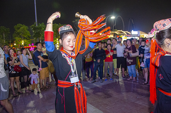 Quảng Ninh: Trai tài, gái sắc xuống phố ''bung lụa'' cùng Carnaval Hạ Long 2018
