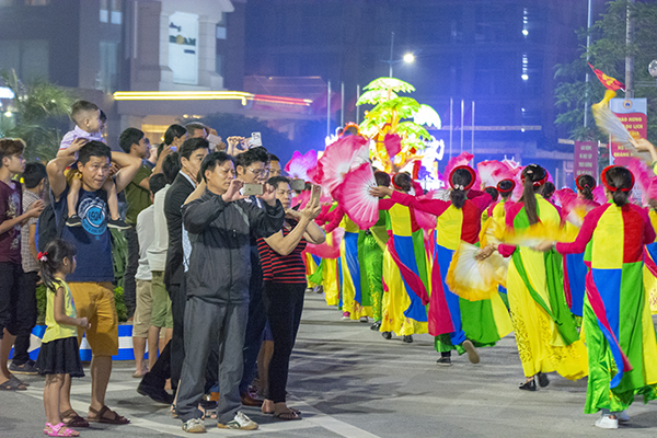 Quảng Ninh: Trai tài, gái sắc xuống phố ''bung lụa'' cùng Carnaval Hạ Long 2018