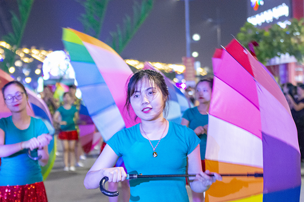 Quảng Ninh: Trai tài, gái sắc xuống phố ''bung lụa'' cùng Carnaval Hạ Long 2018