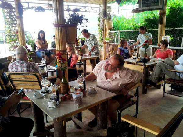 4. Một nơi tuyệt vời cho những người yêu thích cà phê: Ở Việt Nam, bạn có thể tìm thấy những cửa hàng bán cà phê ở hầu khắp các góc phố. Ghé vào một quán cà phê bất kỳ, gọi một ly cà phê đen hoặc cà phê sữa, ngồi thưởng thức và nhìn ngắm dòng người qua lại trên phố có lẽ là một trải nghiệm sẽ khiến bạn khó quên. 
