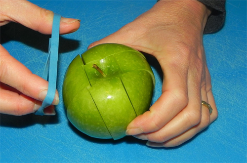 Những miếng táo cắt sẵn sẽ bị nâu ở bề mặt bạn cắt nếu để lâu. Hãy dùng dây chun buộc lại như thế này để bề mặt táo không tiếp xúc với không khí