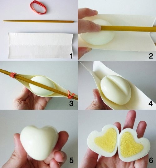 Kẹp trứng luộc giữa một miếng bìa và buộc một chiếc đũa ngang khi trứng còn đang nóng. Đè chặt như trong hình và bổ đôi, bạn sẽ có hai nửa trứng trái tim xinh 