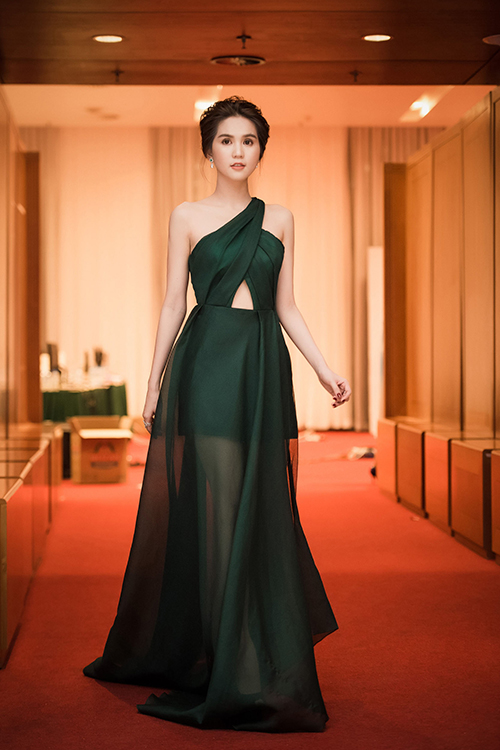 Sao Việt: Phạm Hương, Ngọc Trinh mặc đẹp nhất tuần qua Sao Việt: Phạm Hương, Ngọc Trinh mặc đẹp nhất tuần qua