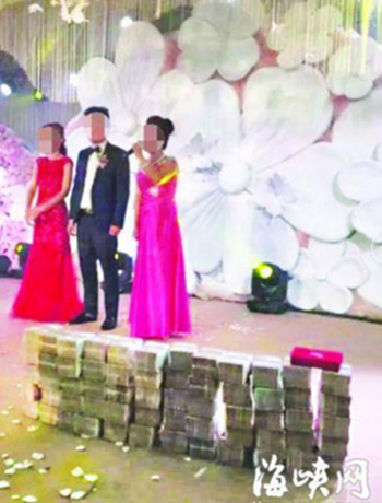 Số tiền 20 tỷ được xếp thành hàng ngay trên sân khấu của buổi hôn lễ. Ảnh: Hi News