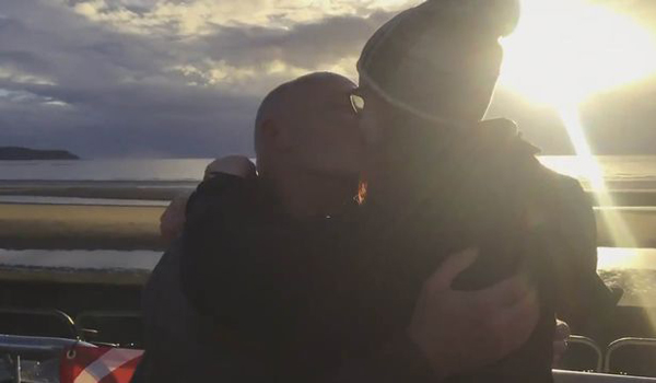 Cặp đôi trao nhau nụ hôn ngọt ngào bê bờ biển. Ảnh: Deadline News