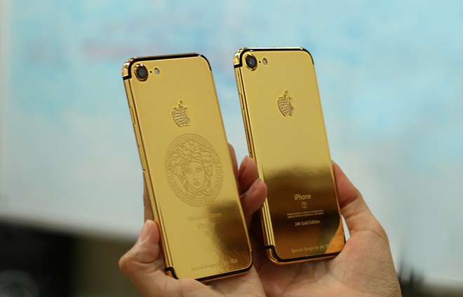 Bên cạnh iPhone rồng vàng, hãng chế tác Karalux còn giới thiệu phiên bản vỏ vàng khác cho iPhone 7 với mức giá thấp hơn, dưới 50 triệu đồng. Ảnh: Vnexpress