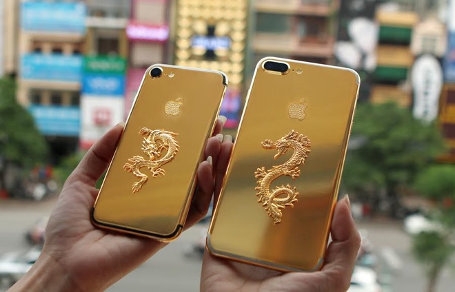 Thay cho vỏ nhôm thông thường, cả hai mẫu iPhone 7 đều được mạ thêm vàng 24K và gắn thêm logo hình rồng cũng làm từ vàng, trọng lượng khoảng 5 chỉ. Ảnh: Vnexpress
