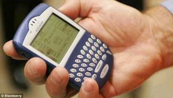 BlackBerry 6210: Ở thời điểm 2003, những ai muốn sở hữu bàn phím QWERTY thường mơ về mẫu BlackBerry 6210. Lớp vỏ nhựa đầy màu sắc cùng phím cứng độc đáo đã giúp “Dâu đen” nổi tiếng. Sản phẩm này đã làm thay đổi thị trường điện thoại thế giới lúc bấy giờ. Ảnh: Internet