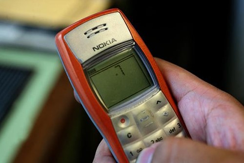 Nokia 1100: báo Zing.vn cho biết, đây là một thiết bị tầm thấp được đông đảo người dùng trên toàn thế giới đánh giá rất cao, bởi tính bền bỉ, các phím bấm tuyệt vời, và thời lượng pin cực ‘khủng’. Đây cũng là mẫu máy bán chạy nhất trong lịch sử của Nokia với số lượng lên đến 150 triệu chiếc. Ảnh: Internet