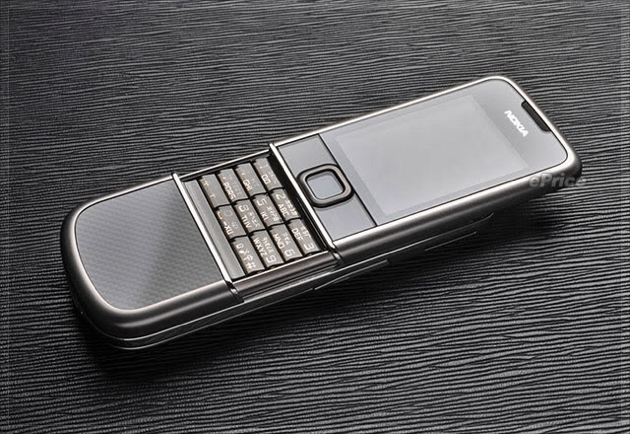 Nokia 8800: Chiếc điện thoại này cũng góp phần nâng tên tuổi của nhà sản xuất Phần Lan lên một tầm cao mới. Nokia 8800 có màn hình 1,7 inch, hỗ trợ đến 260.000 màu, camera kèm độ phân giải SVGA. Ảnh: Internet