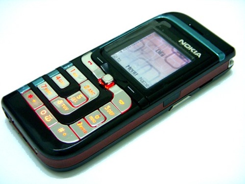 Nokia 2300: Theo báo VTC News, điện thoại này mang thiết kế khá đơn điệu giống như sự pha trộn từ những đường nét của một đứa trẻ với chút màu sắc nhạt nhòa từ bó hoa violet. Nhưng điểm cộng của Nokia 2300 là trò chơi Snake 2 huyền thoại, Snake Impact+, phần mềm tính toán, đồng hồ bấm giờ, tin nhắn hình ảnh. Ảnh: Internet