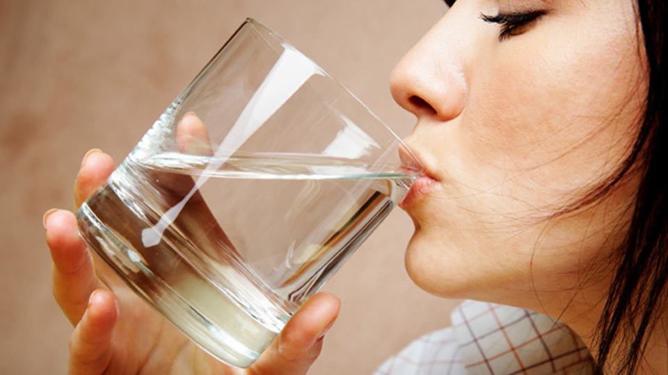 Uống nước ngay sau khi ngủ dậy: tốt hay xấu?
