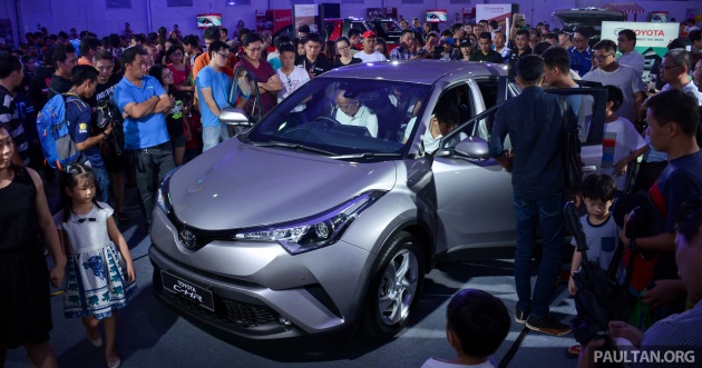 dong-nguoi-do-xo-di-xem-chiec-o-to-moi-nay-cua-toyota-nhung-honda-lai-vui-nhat dong-nguoi-do-xo-di-xem-chiec-o-to-moi-nay-cua-toyota-nhung-honda-lai-vui-nhat