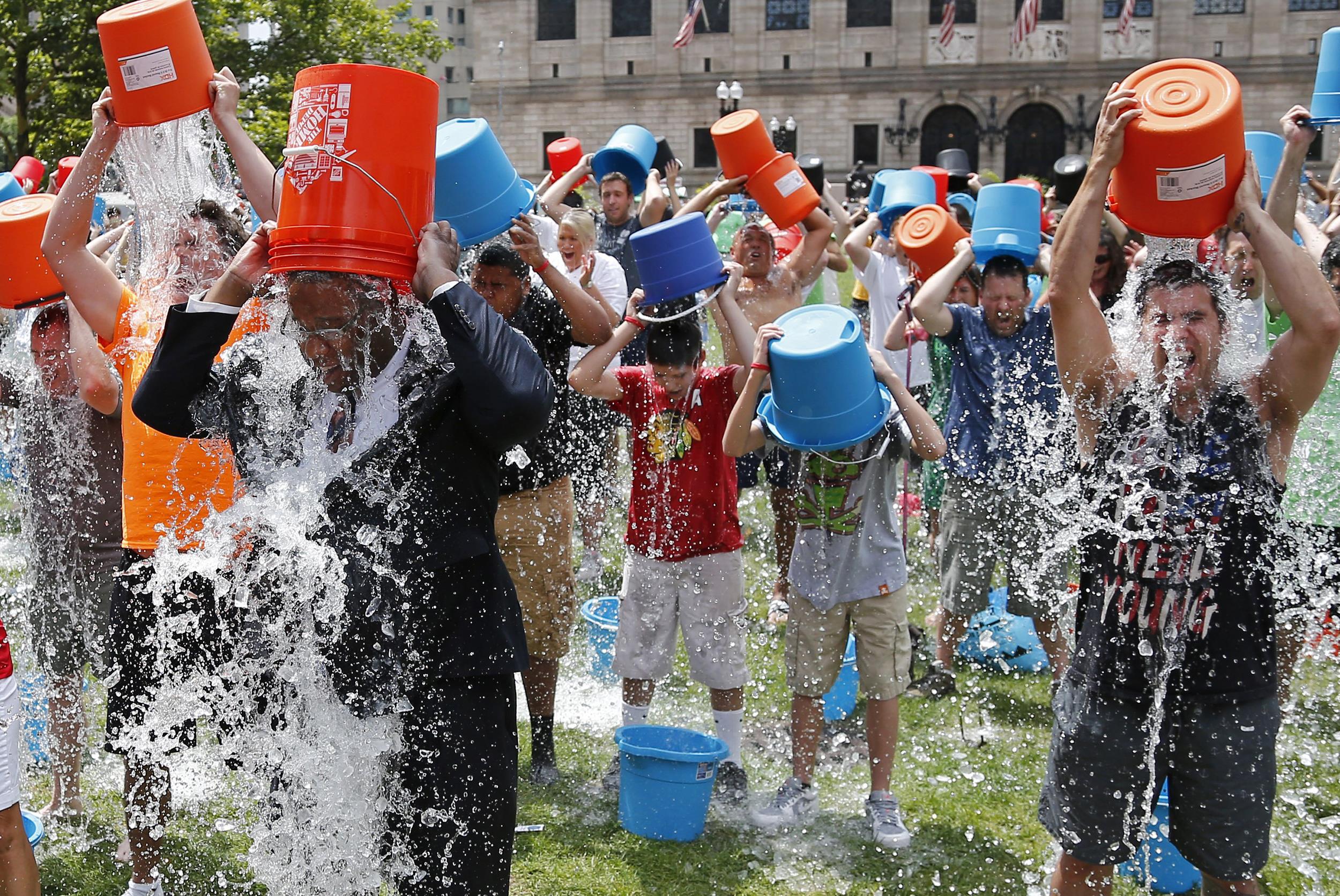 Ice Bucket Challenge (Trào lưu dội nước đá lên đầu) xuất phát từ Mỹ vào năm 2013 là trào lưu được thực hiện nhằm mục đich gây quỹ nghiên cứu bệnh ALS (xơ cứng teo cơ một bên)