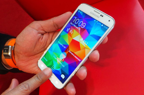Cảm biến vân tay sẽ tốt hơn: Nhận thấy những khuyết điểm này, Galaxy Alpha đã được Samsung trang bị tính năng quét vân tay khi cầm một tay. Tuy nhiên vẫn chưa thật sự làm hài lòng người dùng. Theo nhiều nguồn tin, cảm biến vân tay trên Galaxy Note 4 sẽ được hãng cải tiến về phần mềm lẫn phần cứng giúp có thế nhận vân tay và từ nhiều hướng và chính xác hơn.