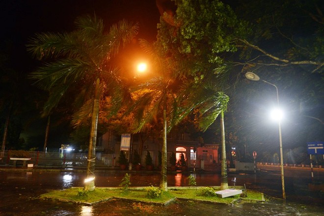 Gió giật mạnh tại Đồ Sơn (Hải Phòng), mưa cũng nặng hạt hơn buổi chiều. Nhiều tuyến đường xung quanh khu du lịch này không một bóng người.