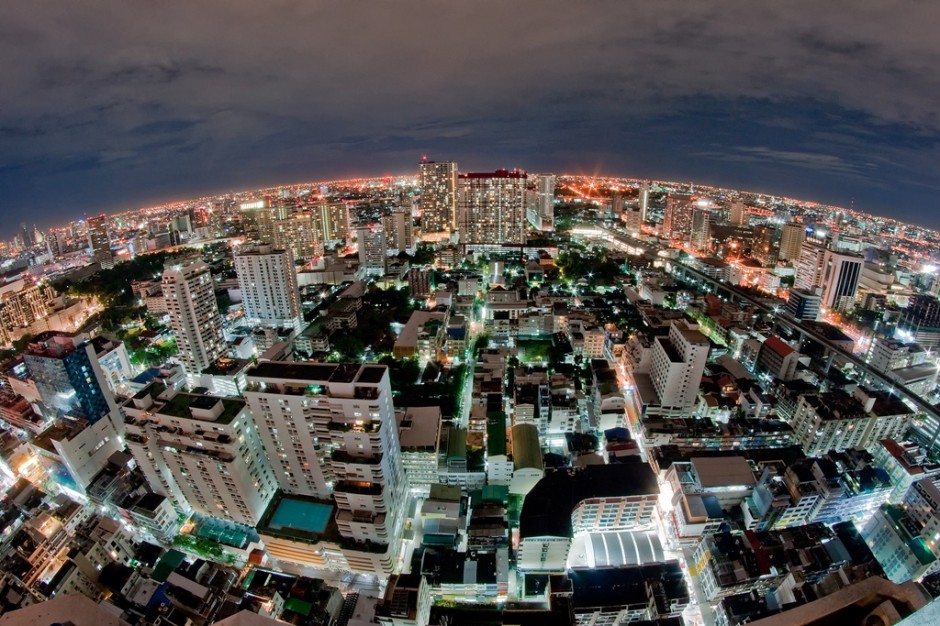 Thủ đô Bangkok (Thái Lan) luôn làm say đắm khách du lịch với cuộc sống về đêm náo nhiệt và nếu có cơ hội đứng ở một tòa cao ốc nào đó nhìn ra Bangkok, nó quả thực là một điều tuyệt vời.