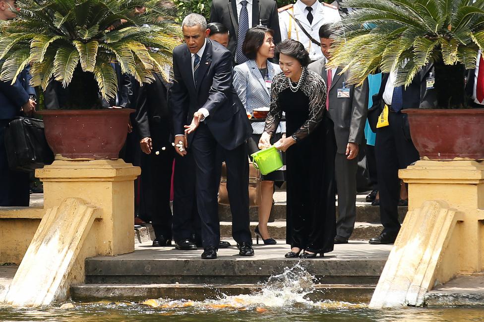 Tổng thống Mỹ Obama và Chủ tịch Quốc hội cho cá ăn tại ao cá Bác Hồ