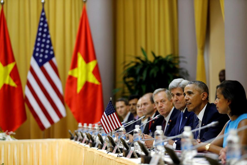Tổng thống Mỹ hội đàm với Chủ tịch nước Trần Đại Quang trong suốt cuộc gặp song phương giữa hai bên, đi cùng là Cố vấn an ninh Quốc gia Mỹ Susan Rice và Ngoại trưởng Mỹ John Kerry.