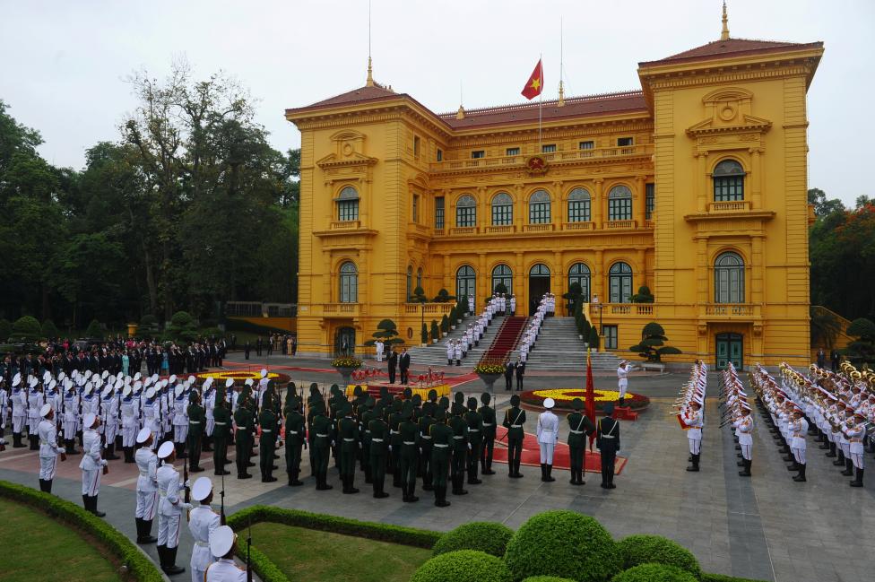 Chủ tịch nước Trần Đại Quang và Tổng thống Mỹ trong nghi lễ tiếp đón tại Phủ Chủ Tịch 