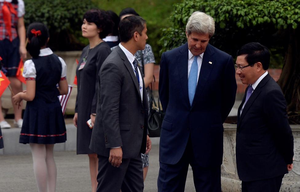  Bộ trưởng Ngoại giao Phạm Bình Minh nói chuyện với người đồng cấp John Kerry khi đợi Tổng thống Mỹ rời khỏi Phủ Chủ Tịch