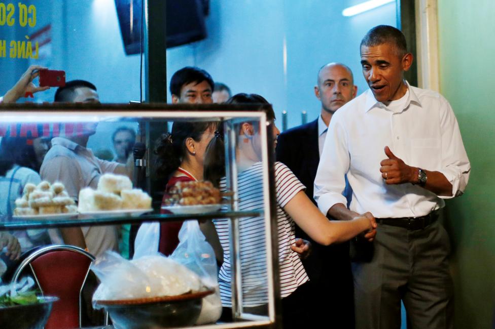 Tổng thống Mỹ Obama bắt tay một người dân khi ông rời khỏi quán ăn