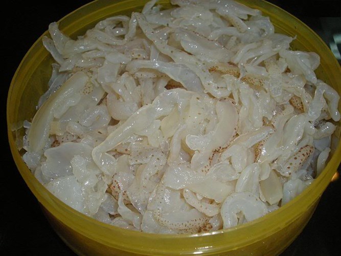 Loại sứa giả Trung Quốc được làm bằng chất đông đặc (sodium alginate), canxi clorua (CaCl2) và nhôm sunphát (Al2(SO4)3a). Ảnh: Kiến thức