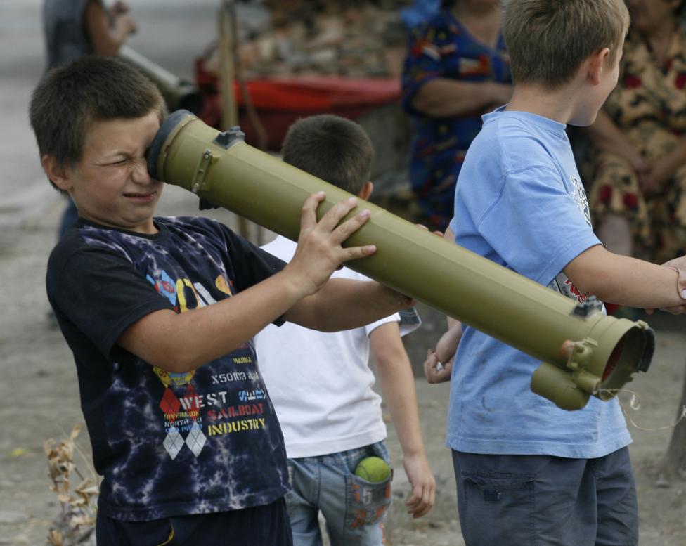 Những đứa trẻ chơi với súng phóng lựu đạn rỗng ở thành phố South Ossetian của Tskhinvali, Georgia.