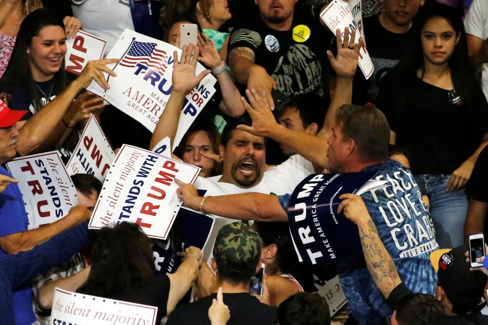 Một người biểu tình xông vào phá đám cuộc gặp của Donald Trump và những người ủng hộ ông tại thành phố Albuquerque, thuộc tiểu bang New Mexico, Mỹ.