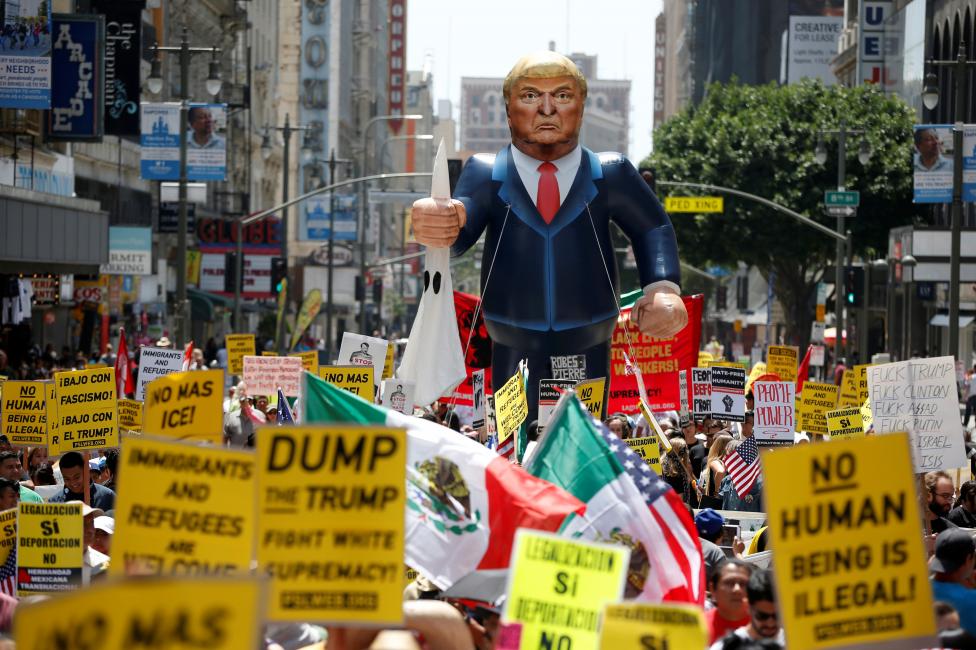 Đoàn người diễu hành với hình nộm Donald Trump, đòi quyền cho người nhập cư tại Los Angeles.