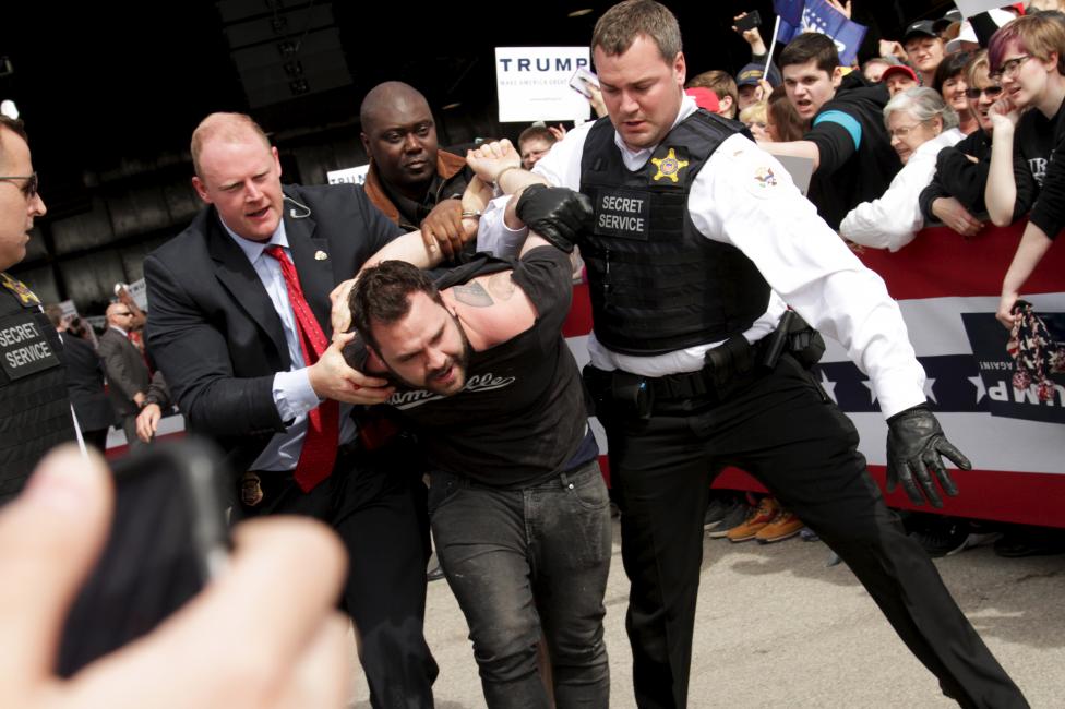 Lực lượng an ninh bắt giữ một kẻ gây rối trong buổi phát biểu của Donald Trump ở Ohio, Mỹ.