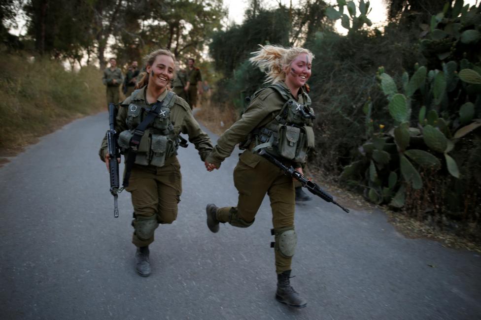 Nữ binh sĩ quân đội Israel thuộc một lữ đoàn tìm kiếm và cứu hộ, tham gia huấn luyện tại rừng Ben Shemen, gần thành phố Modi’in, Israel. Nguồn ảnh: REUTERS/Amir Cohen