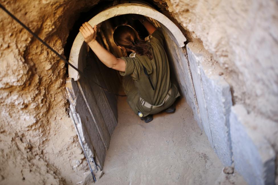 Một nữ binh sĩ Israel đang kiểm tra một đường hầm bất hợp pháp Kibuttz Ein Hashlosha, phía nam dải Gaza. Nguồn ảnh: REUTERS/ Amir Cohen.