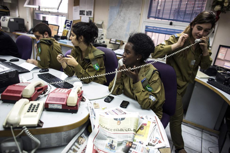 Các nữ quân nhân Israel trực điện thoại tại phòng tin tức ở Jaffa, phía nam trung tâm Tel Aviv. Nguồn ảnh: REUTERS/ Nir Elias.