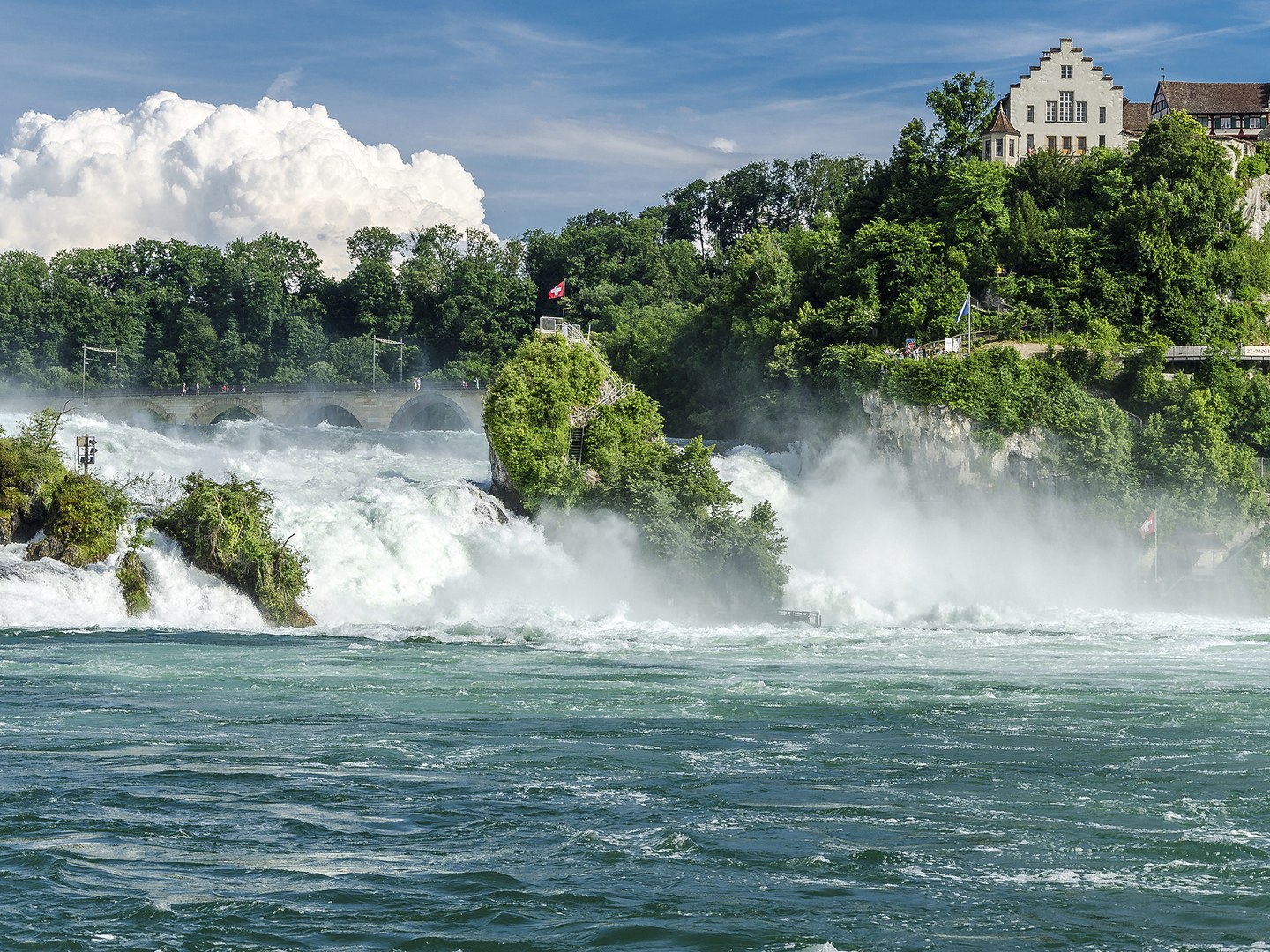 Thác nước Rhine có độ cao vừa phải, khoảng 23m, thuộc thành phố Schaffhausen của Thụy Sĩ. Sông Rhine bị một dãy đá ngầm chắn ngang và dòng nước vượt qua đá đổ xuống trở thành thác nước ầm ầm tung bọt trắng xóa tuyệt đẹp.