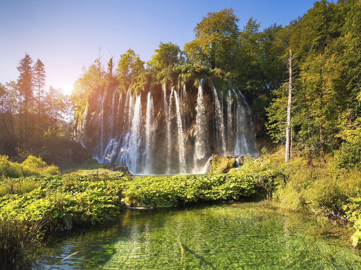 Thác Plitvice nằm trong công viên quốc gia Plitvice ở phía Tây Nam Croatia. Nước ở lòng hồ bao giờ cũng có màu xanh lam, xanh lục vì những loại khoáng chất và vi sinh vật đa dạng sống ở chân núi Dinaric chạy sâu xuống tận đáy hồ