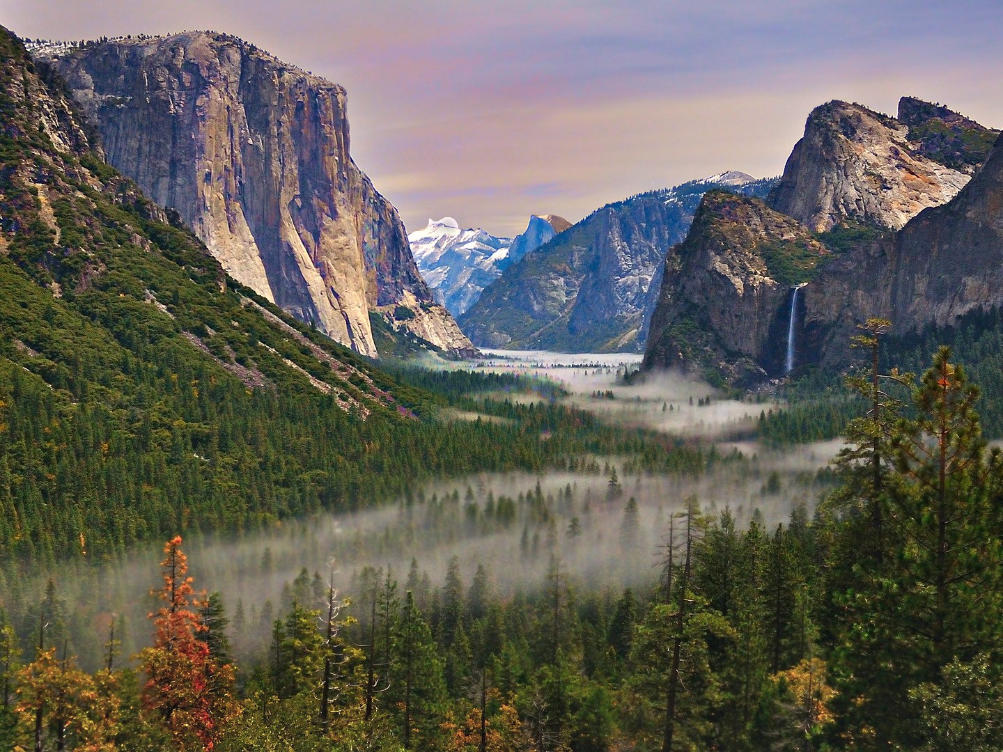 Thác nước Yosemite cao 739m và là một điểm thu hút số lượng lớn khách du lịch đến tham quan, đặc biệt là vào cuối mùa xuân khi lưu lượng nước ở trạng thái cao nhất.Thác nước Yosemite cao 739m và là một điểm thu hút số lượng lớn khách du lịch khi đến với vườn quốc gia này, đặc biệt là vào cuối mùa xuân khi lưu lượng nước ở trạng thái cao nhất.