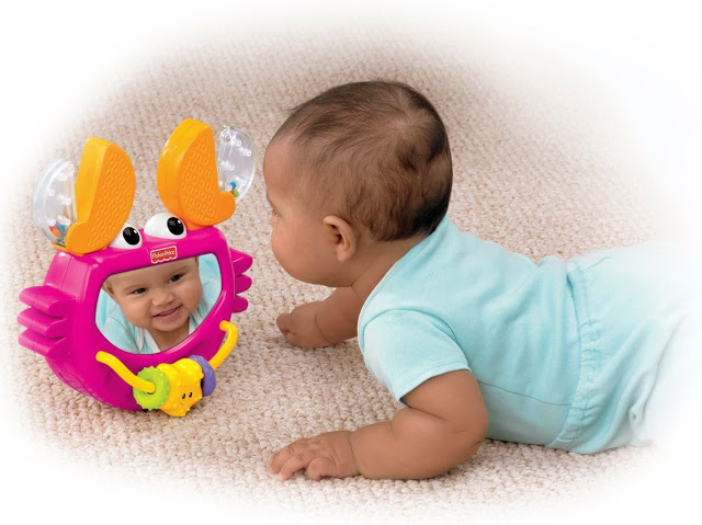 Các mẹ có thể lựa chọn gương baby làm đồ chơi cho bé 2 tháng tuổi
