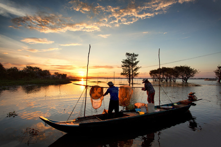 Một gia đình đánh cá trên sông Me Kong. Chảy qua Thái Lan, Việt Nam, Lào, Campuchia, con sông đã tạo ra lượng phù sa đáng kể theo năm tháng. 