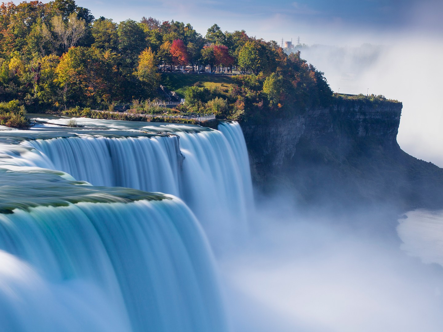 Thác Niagara không chỉ là một thác, mà có tới ba thác nước gần nhau, nằm ở cả hai bên biên giới nước Mỹ và nước Canada, hợp thành một tổng thể cực kỳ hoành tráng. Năm 2011, số du khách đến thăm thác Niagara là 30 triệu người.