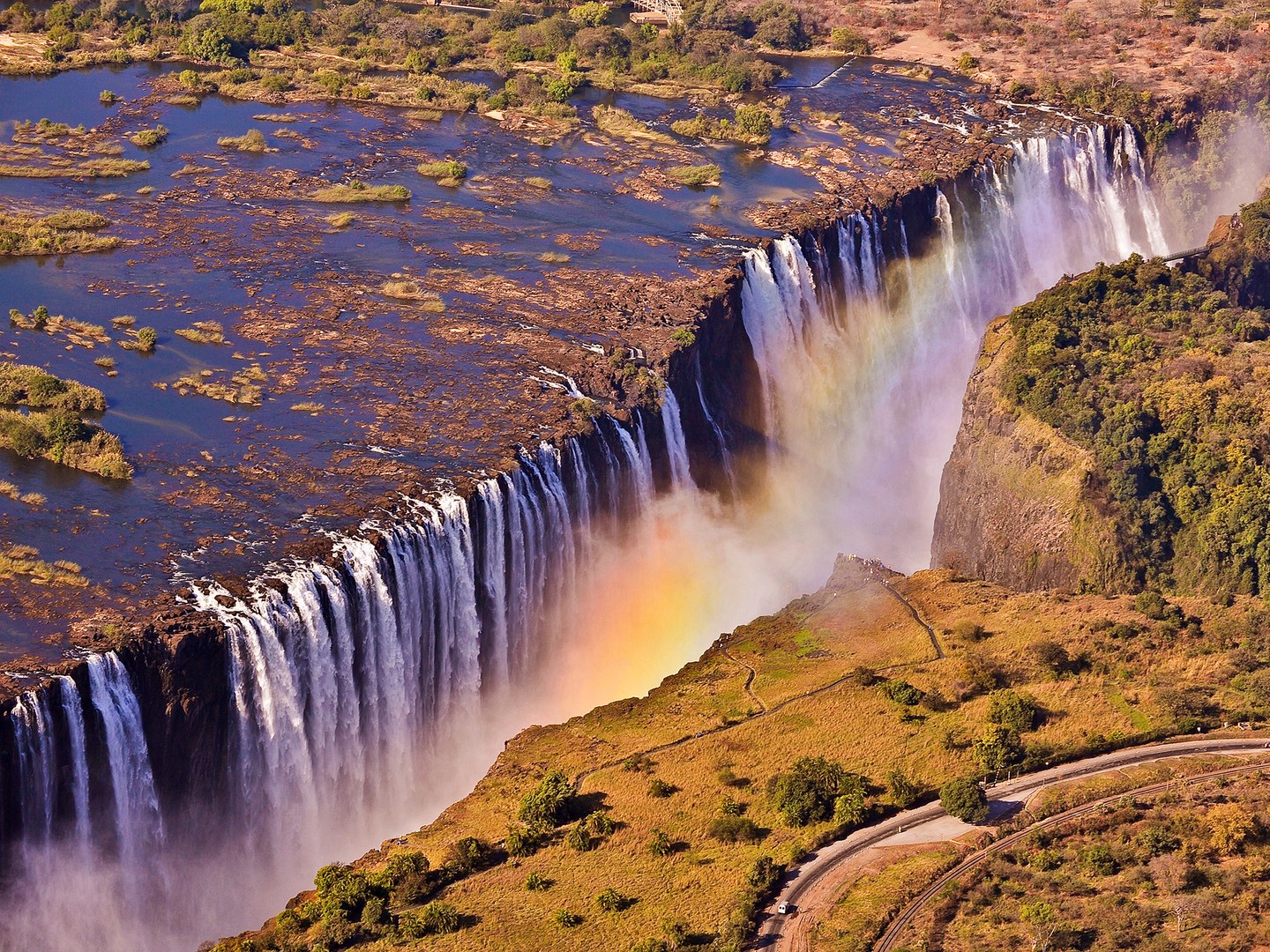 Thác Victoria nằm giữa biên giới Zambia và Zimbabwe với chiều cao 108m, rộng 1708m. Victoria bao gồm 4 thác nước, phân cách bởi các hòn đảo nhỏ và rạn san hô. Thác cuồn cuộn đổ như mưa như bão xuống hàng trăm m3 nước mỗi giây, nước xuộn trắng xóa giữa núi ngàn và rền vang hàng km.