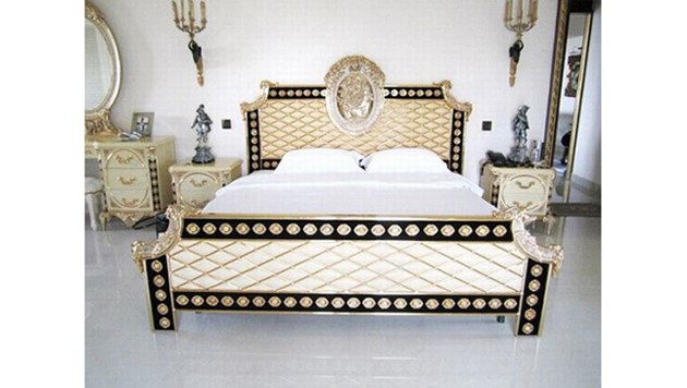 Chiếc giường của hai vợ chồng Tăng Thanh Hà được chạm khắc cầu kì theo phong cách Châu Âu cổ kính, hoàn toàn phù hợp sự bài trí sang trọng của ngôi nhà.