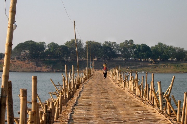 Kampong Cham (Campuchia) được biết như một vùng trũng hẻo lánh của sông Me Kong với các ‘sản vật’ nổi bật là cầu tre, đồ gốm và đền Wat Nokor.