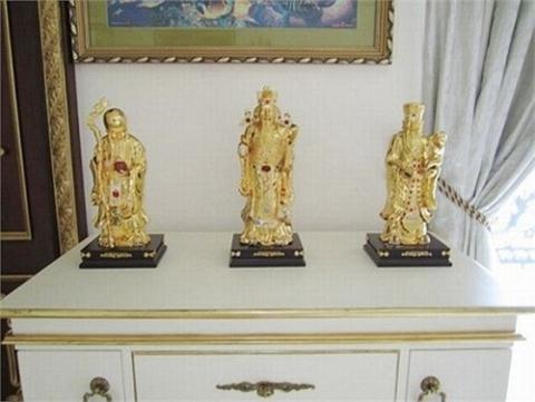 Nhà Hà Tăng cũng sở hữu tượng Phúc - Lộc - Thọ bằng vàng, nạm ngọc, theo phong thủy sẽ mang lại những điều may mắn và hạnh phúc cho gia chủ.