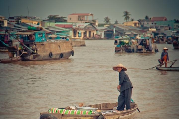 Giao thông trên vùng sông nước Me Kong hết sức nhẹ nhàng, chậm rãi. Ở đây có các thuyền nhỏ chở hàng hóa buôn bán tại chỗ, đặc biệt nhộn nhịp tại Châu Đốc và Sài Gòn.