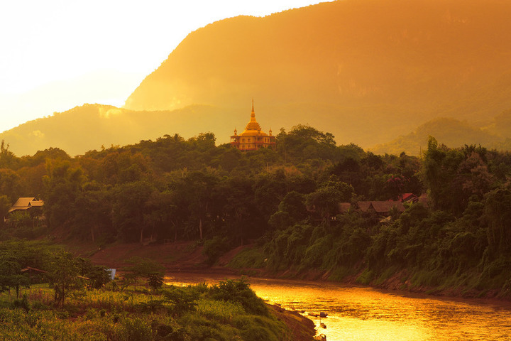 Luang Prabang được xem như một điểm du lịch hấp dẫn, giá rẻ khi đến Lào. Nằm lặng lẽ bên dòng sông Me Kong hiền hòa, Luang Prabang là lựa chọn lý tưởng cho những người ưa sự thanh thản và cổ kính.