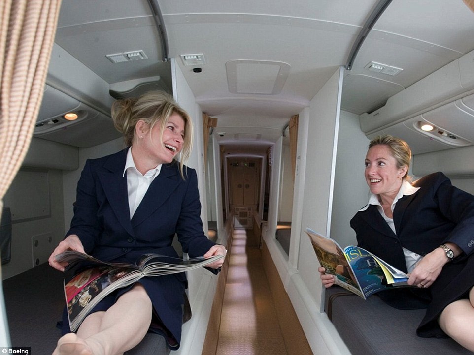 Bức hình chụp nữ tiếp viên hàng không trên một chiếc Boeing đang nằm thoải mái trên những chiếc giường tại phòng nghỉ nhân viên, nơi mà các hành khách không thể thấy.
