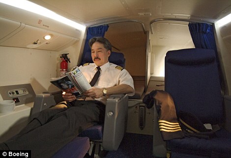 Bức hình chụp lại một phi công đang nghỉ ngơi sau một chuyến bay dài. Căn phòng nghỉ cho thấy một không gian đầy tiện nghi và hiện đại.